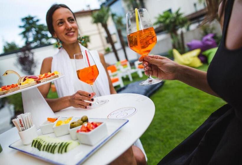 هتل Holiday Iv Gardan