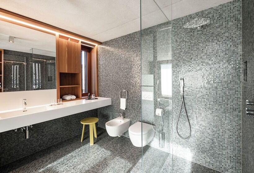 هتل La Paula Apartments & Suites