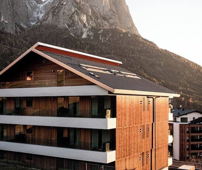 هتل La Paula Apartments & Suites