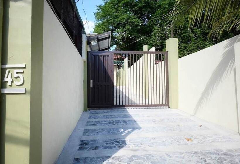 هتل The Leaf House