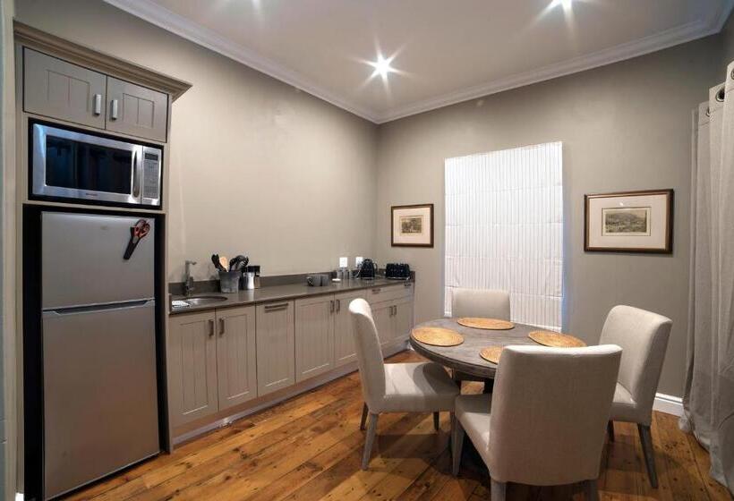 هتل The Milner By The Oyster Collection