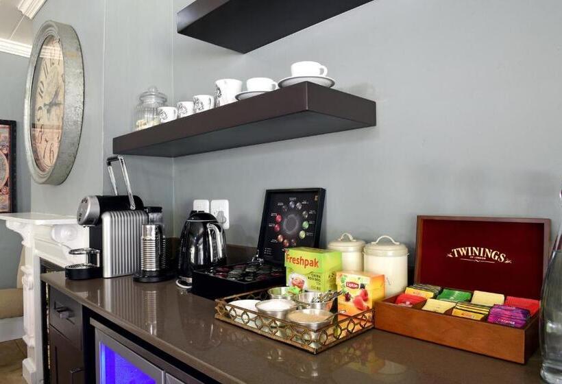 هتل The Milner By The Oyster Collection