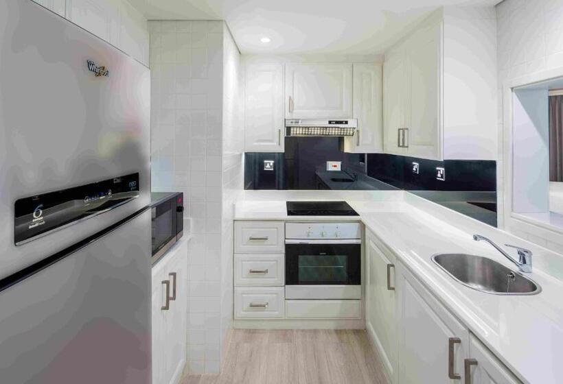 Отель Beach Rotana – All Suites