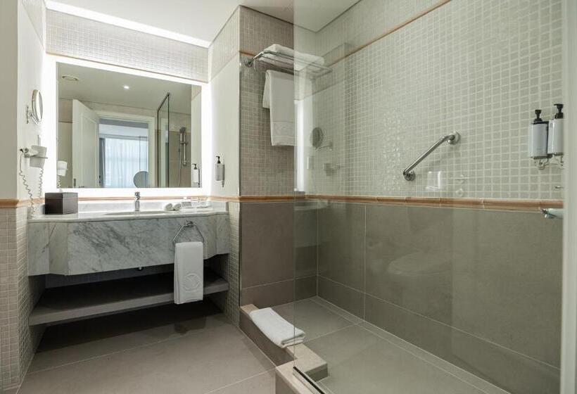 Отель Beach Rotana – All Suites