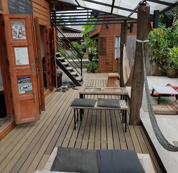 Отель Chill Lom House Adults Only