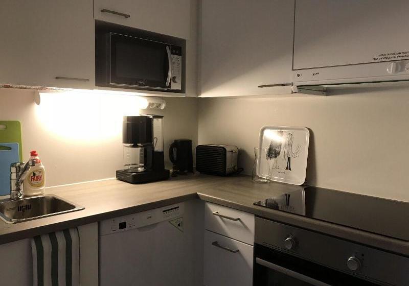 Отель Green Door Apartments