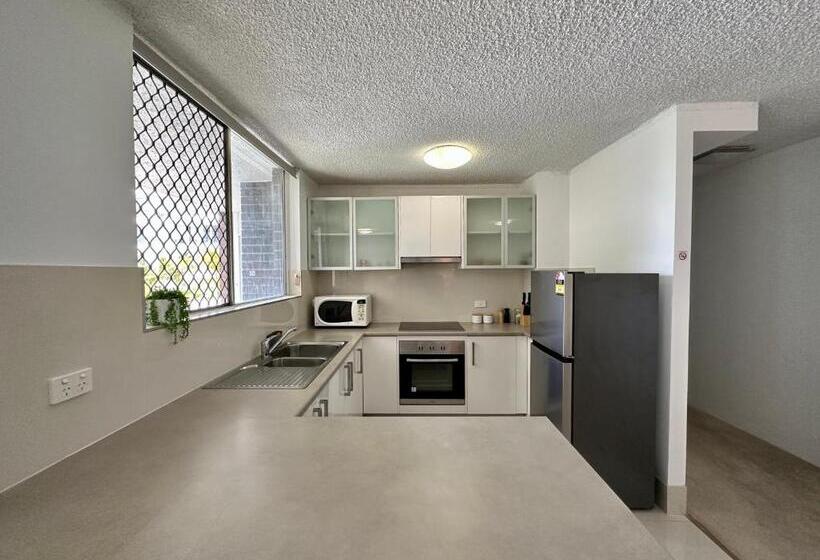 هتل Meridian Tower Kirra Beach