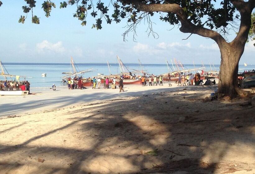 Отель Ocean Breeze Lodge