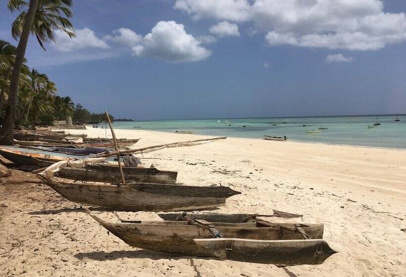 Отель Ocean Breeze Lodge