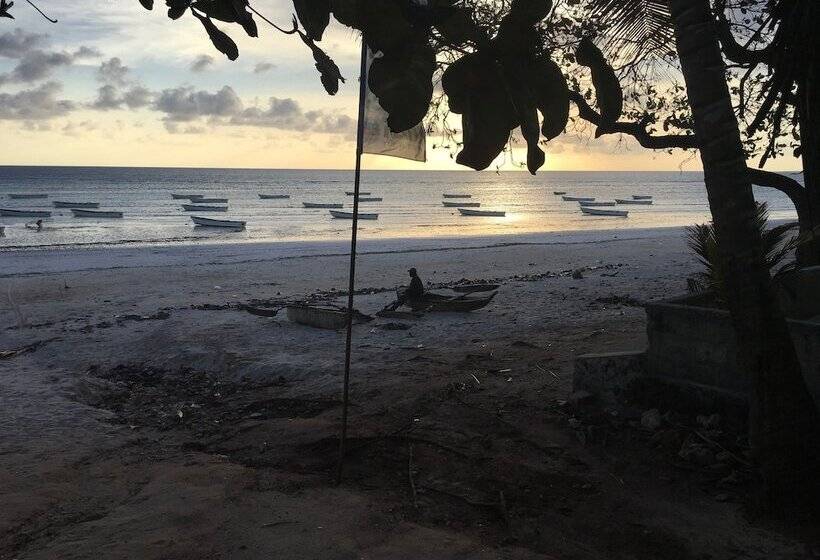 Отель Ocean Breeze Lodge