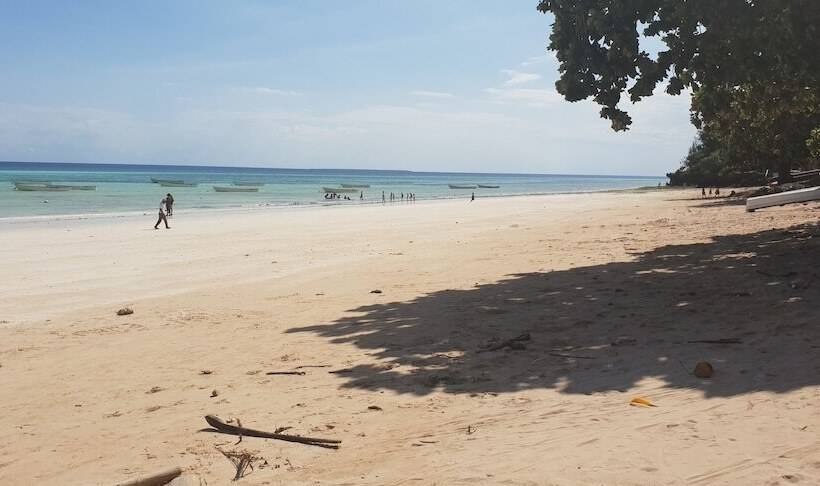 Отель Ocean Breeze Lodge