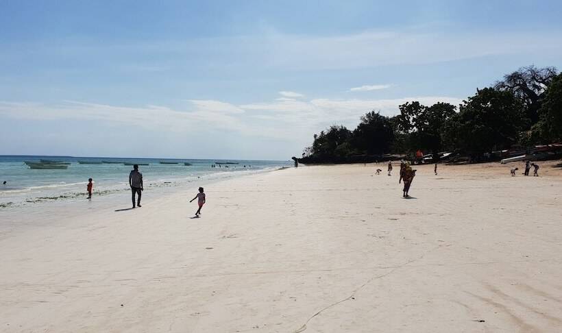 Отель Ocean Breeze Lodge