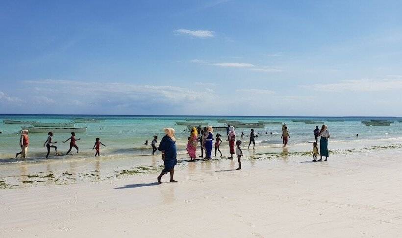 Отель Ocean Breeze Lodge