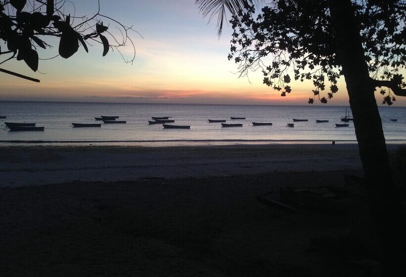 Отель Ocean Breeze Lodge