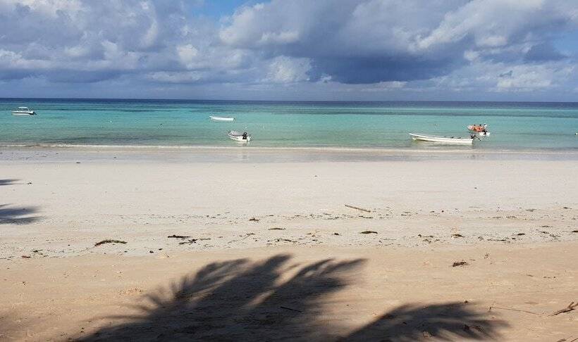 Отель Ocean Breeze Lodge