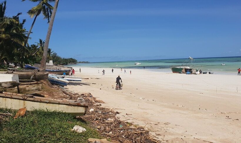 Отель Ocean Breeze Lodge