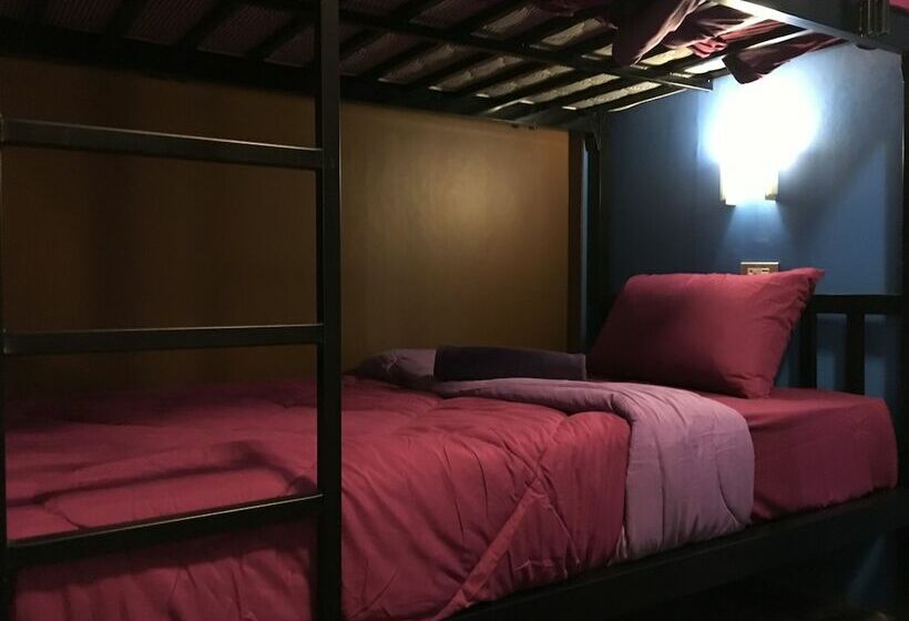 هتل Resting Place Hostel