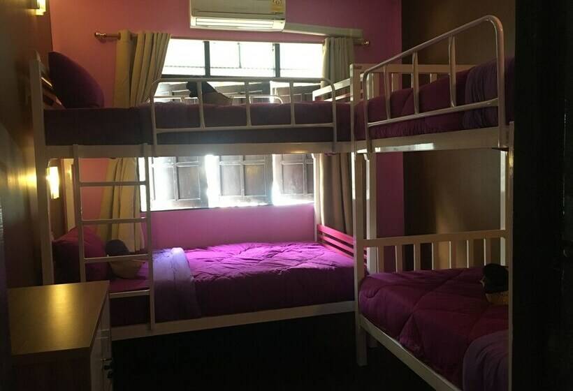 هتل Resting Place Hostel