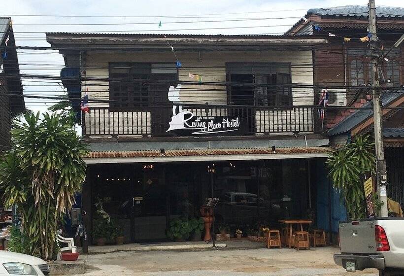 هتل Resting Place Hostel