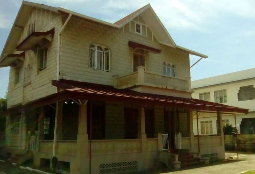 هتل Robert's Guesthouse