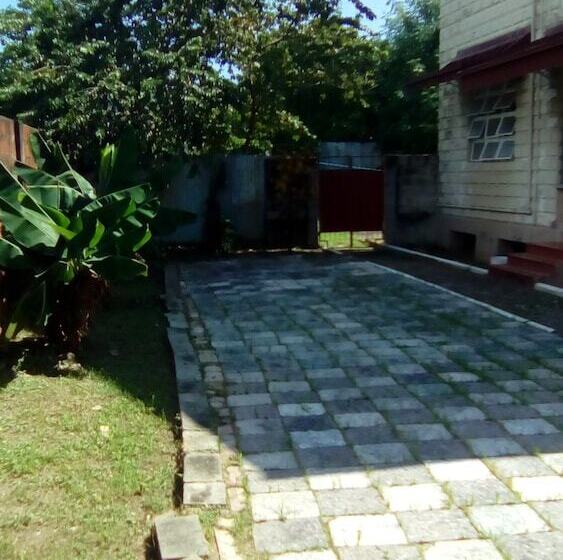 هتل Robert's Guesthouse