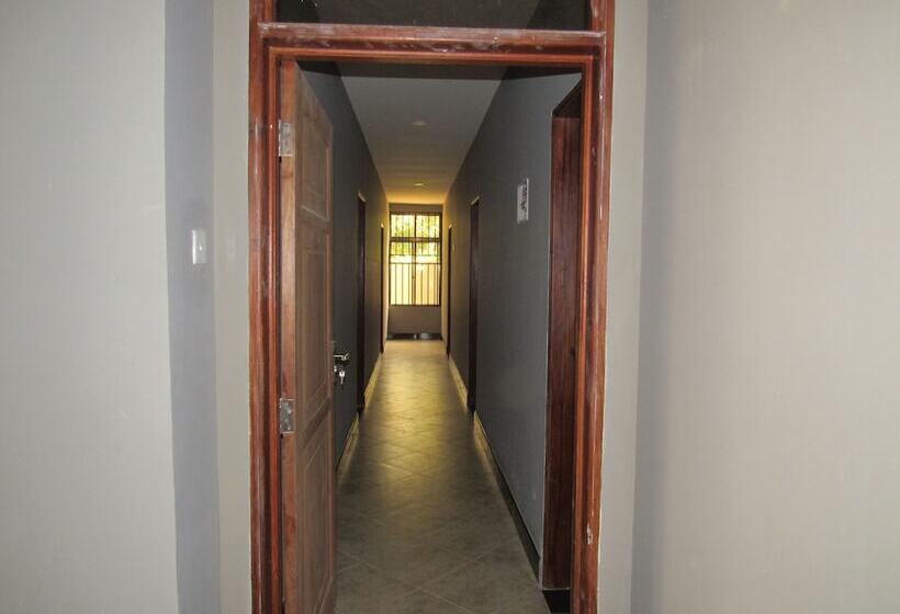 Отель Shika Tours And Hostel