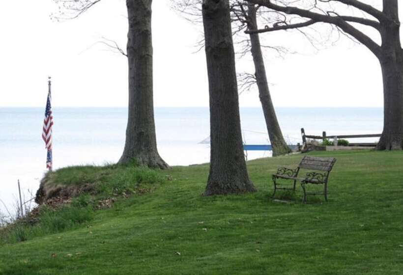 فندق The Birdhouse Bed & Breakfast