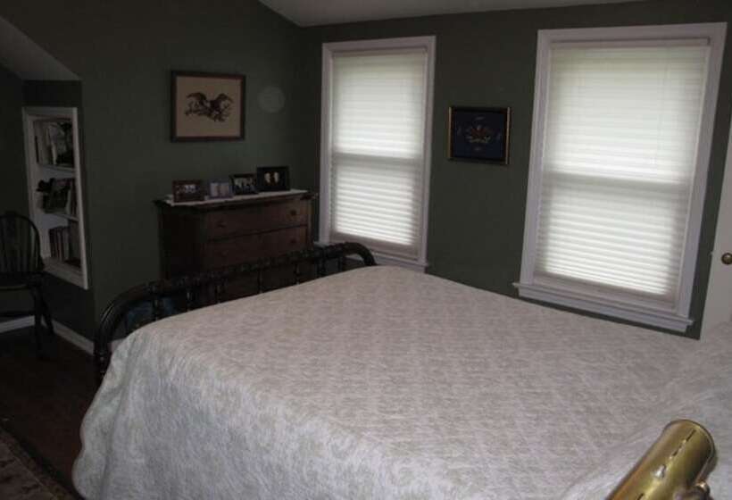 فندق The Birdhouse Bed & Breakfast