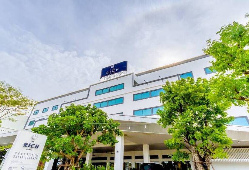 ホテル The Rich