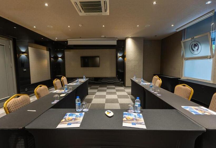 ホテル Tryp By Wyndham Istanbul Sancaktepe