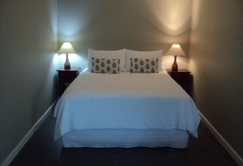 هتل Villa Apartments Westside