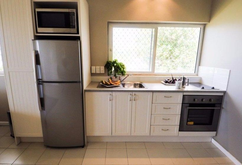 هتل Villa Apartments Westside