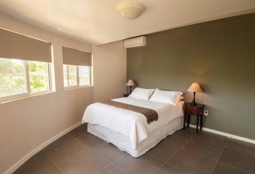 هتل Villa Apartments Westside