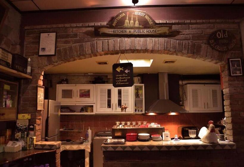 فندق Brickhouse Ayutthaya Guesthouse Est 1986