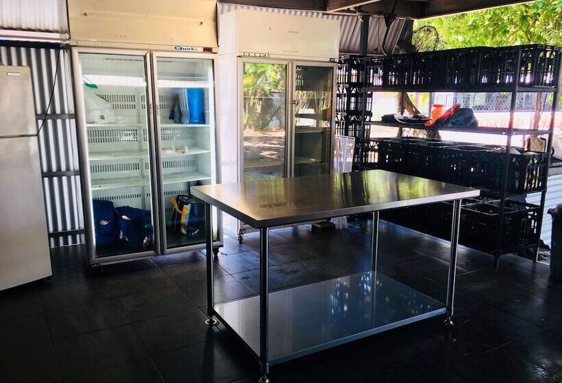 هتل Darwin Hostel