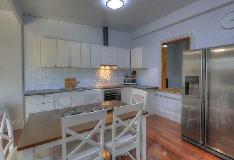 هتل Endeavour Court Motor Inn