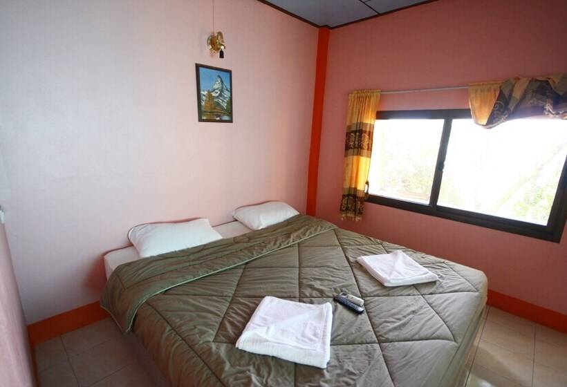 Отель Giant Bungalow