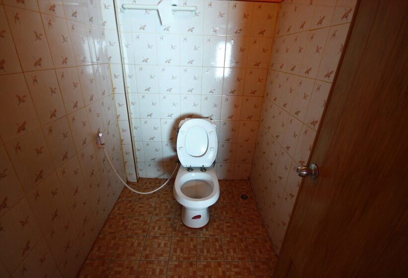 Отель Giant Bungalow