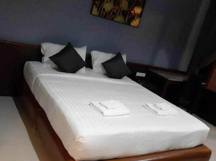 בית מלון כפרי Khanom Cabana Beach Resort