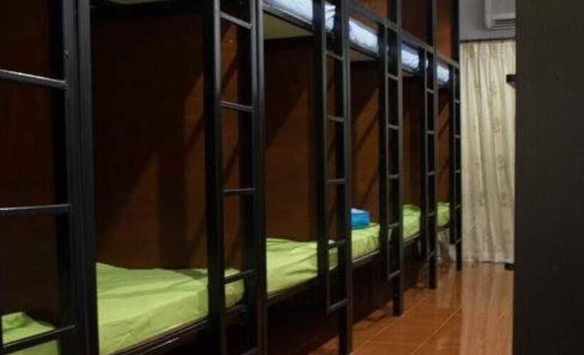 Отель Near The Park Backpack House