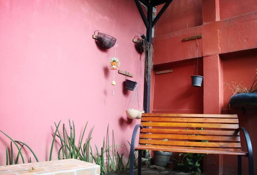 בית מלון כפרי Rada Arak 79/4 Hostel