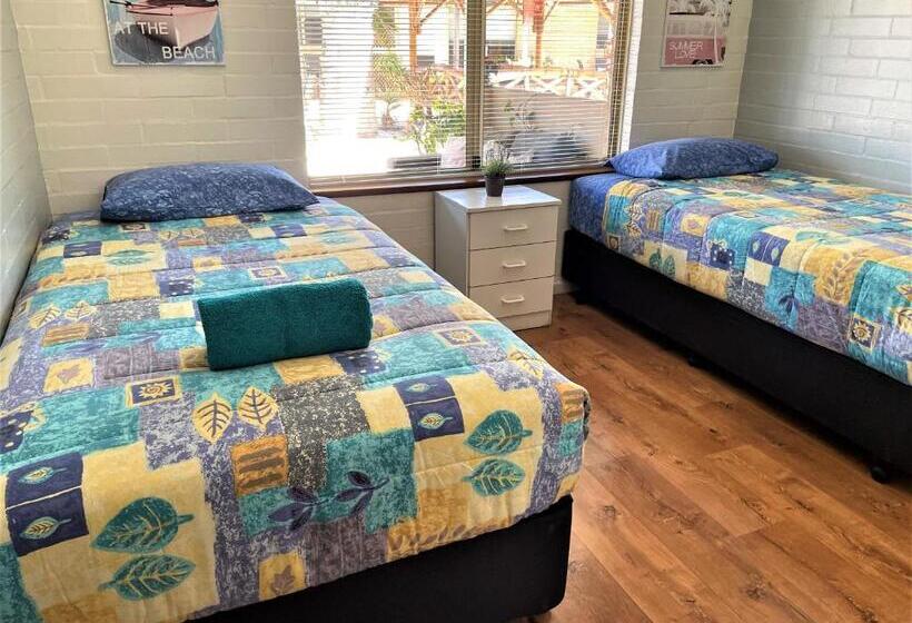 هتل Shark Bay Seafront Apartments