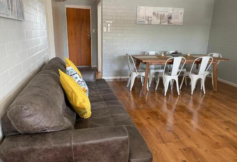 هتل Shark Bay Seafront Apartments