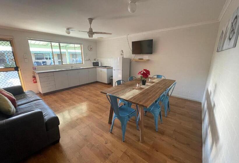 هتل Shark Bay Seafront Apartments