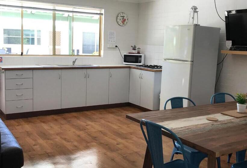 هتل Shark Bay Seafront Apartments