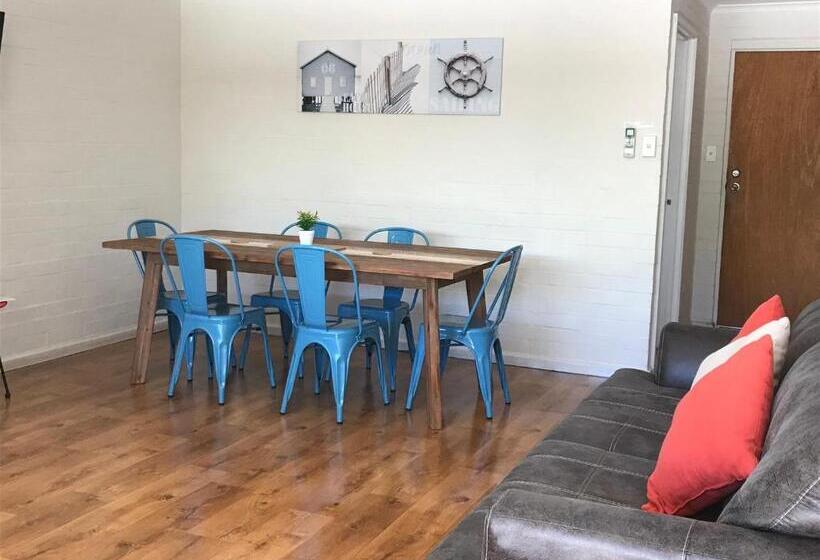 هتل Shark Bay Seafront Apartments