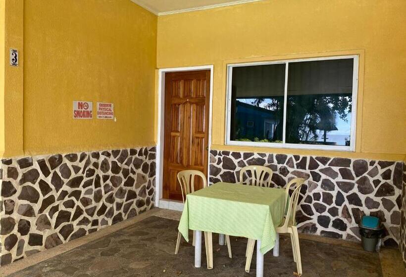 בית מלון כפרי Camiguin Island Golden Sunset Beach Club