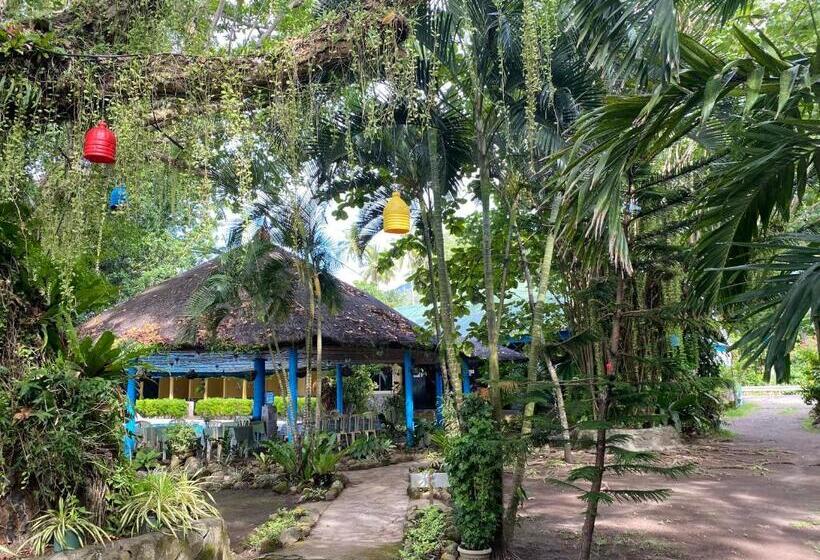 בית מלון כפרי Camiguin Island Golden Sunset Beach Club