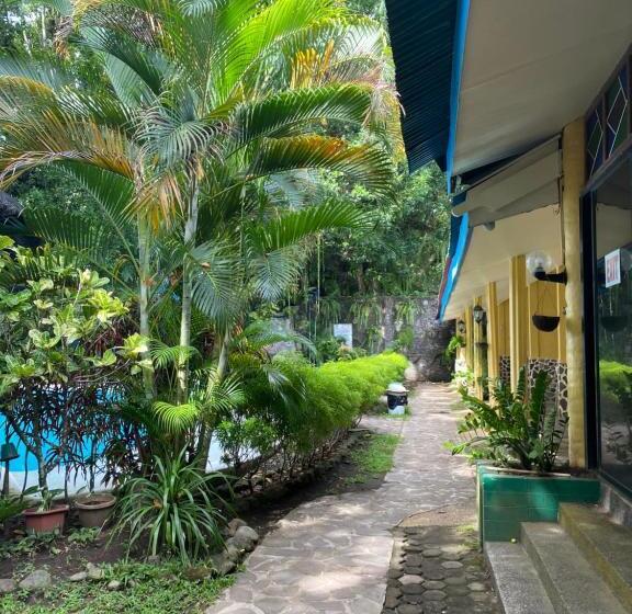 בית מלון כפרי Camiguin Island Golden Sunset Beach Club