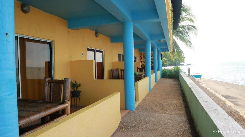 בית מלון כפרי Camiguin Island Golden Sunset Beach Club